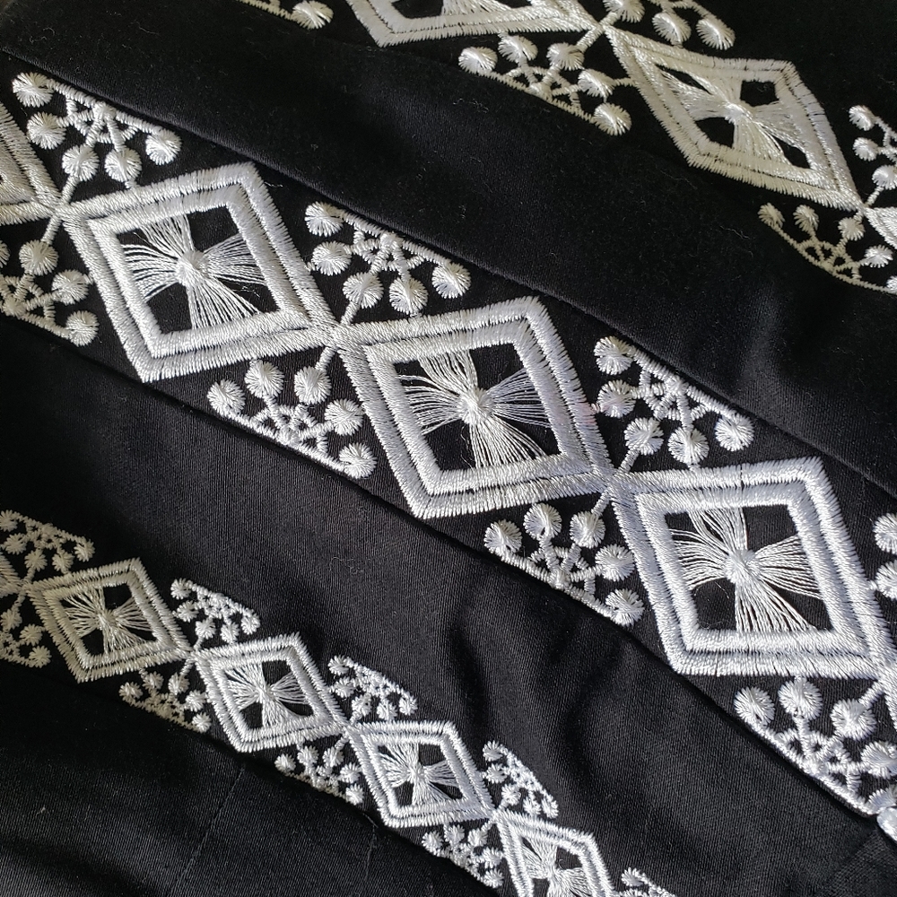 White House Black Market Square Neck Embroidered Dress in Black - Sz 2 - Picture 4 of 6